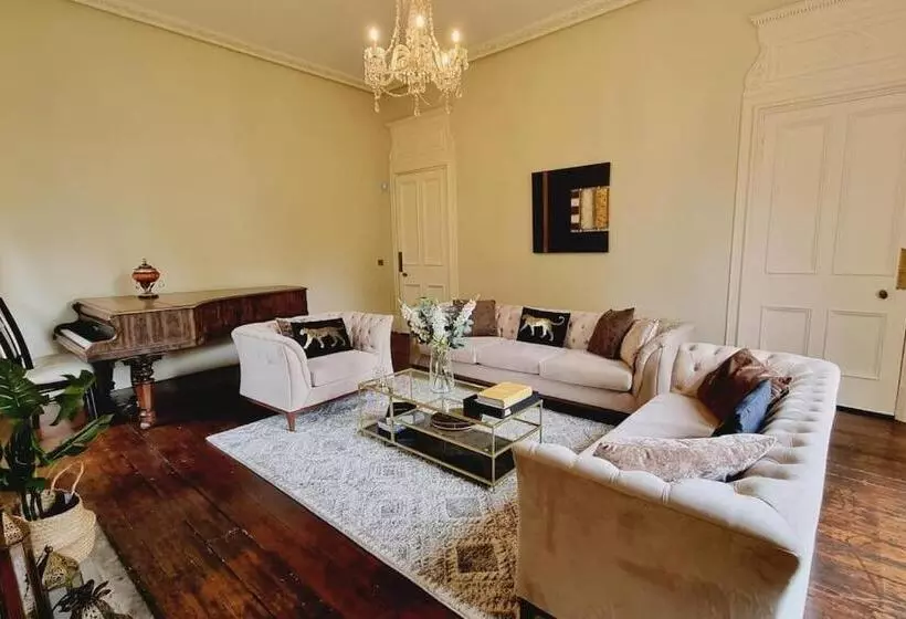 Luxury 5 Bed Villa   Winfields House