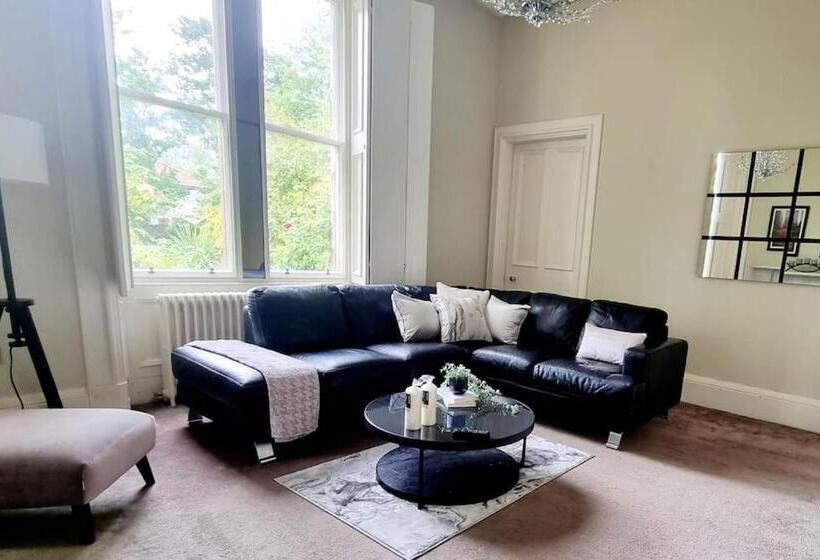 Luxury 5 Bed Villa   Winfields House