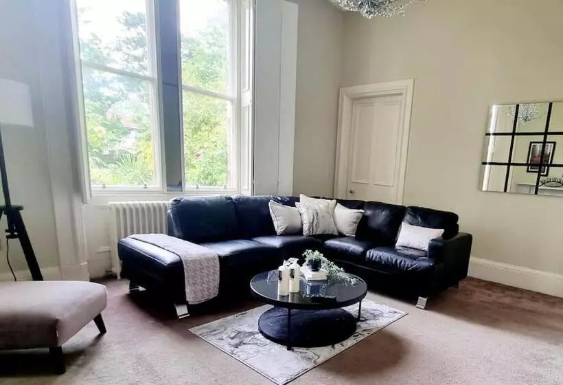 Luxury 5 Bed Villa   Winfields House