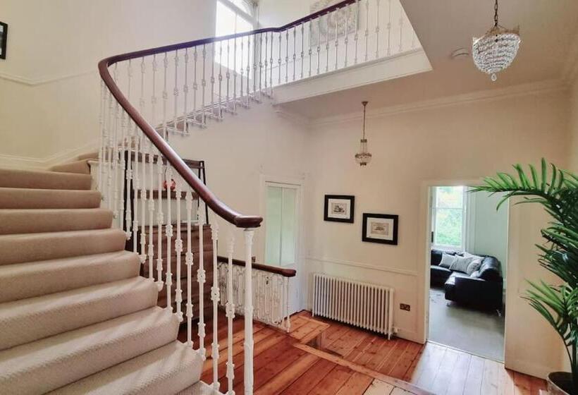 Luxury 5 Bed Villa   Winfields House