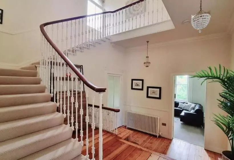 Luxury 5 Bed Villa   Winfields House