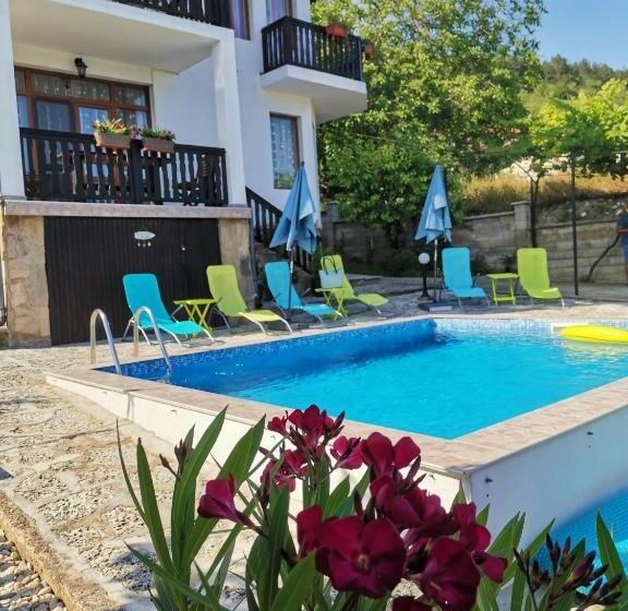 پانسیون Villa Holly