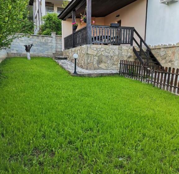 پانسیون Villa Holly