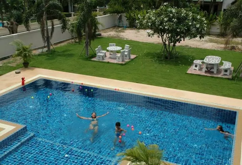 Majatalo East Shore Pattaya Resort