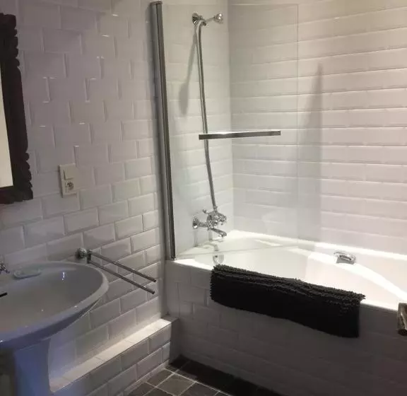 تختخواب و صبحانه Au 16 Place Saint Louis