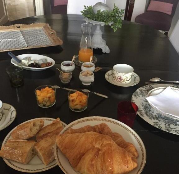 مبيت وإفطار Au 16 Place Saint Louis