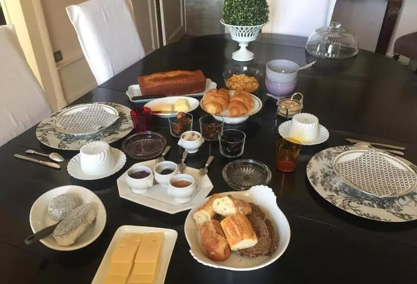 تختخواب و صبحانه Au 16 Place Saint Louis