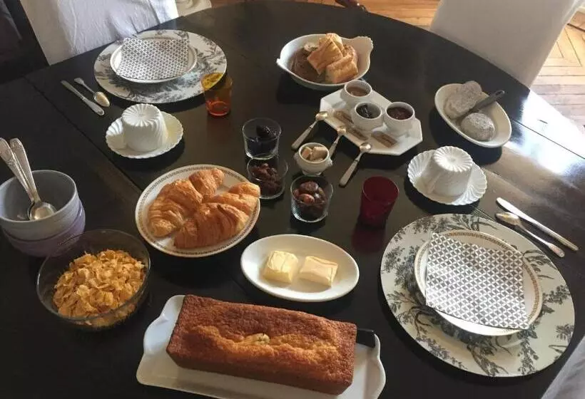 تختخواب و صبحانه Au 16 Place Saint Louis