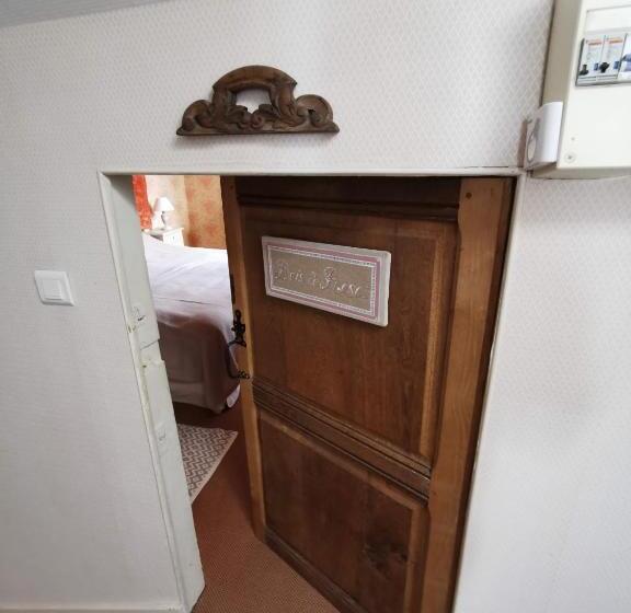 مبيت وإفطار Au 16 Place Saint Louis