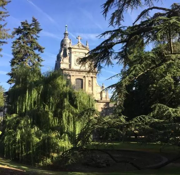 تختخواب و صبحانه Au 16 Place Saint Louis