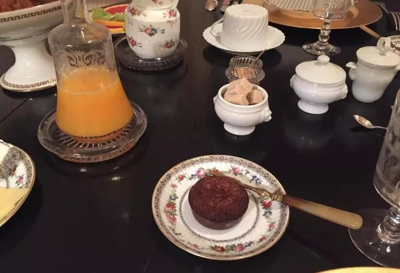 تختخواب و صبحانه Au 16 Place Saint Louis