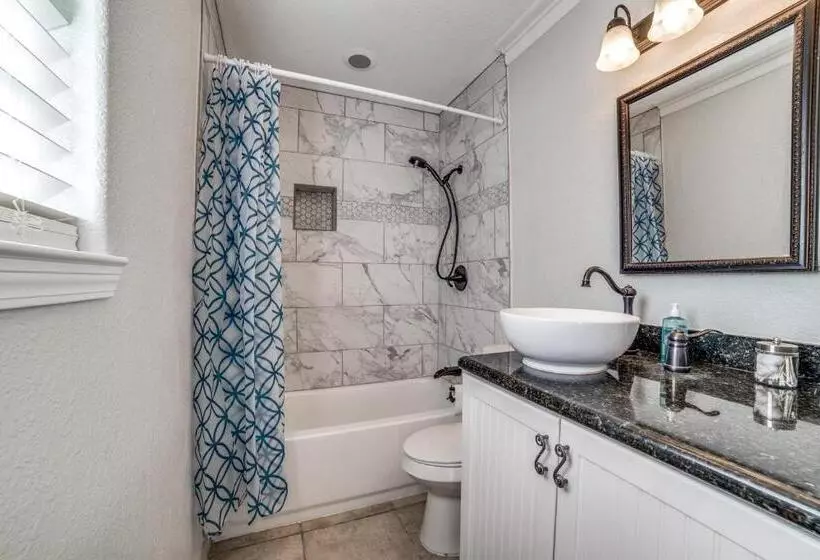 5 Bdrm Home On 2 Acres Mins To Wineries Private Heated Pool And Hot Tub