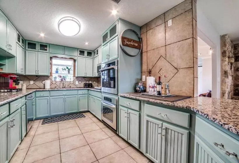 5 Bdrm Home On 2 Acres Mins To Wineries Private Heated Pool And Hot Tub