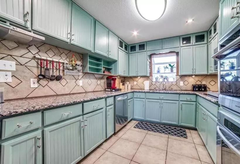 5 Bdrm Home On 2 Acres Mins To Wineries Private Heated Pool And Hot Tub