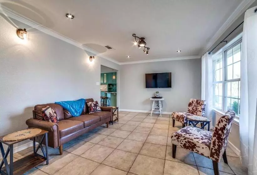 5 Bdrm Home On 2 Acres Mins To Wineries Private Heated Pool And Hot Tub