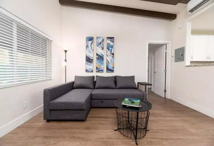 The Hideaway At Lake Ridge 1