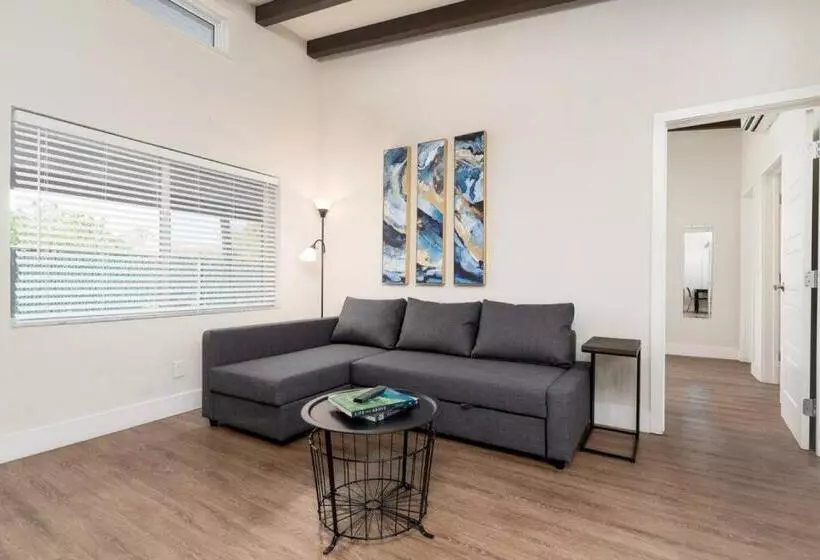 The Hideaway At Lake Ridge 1