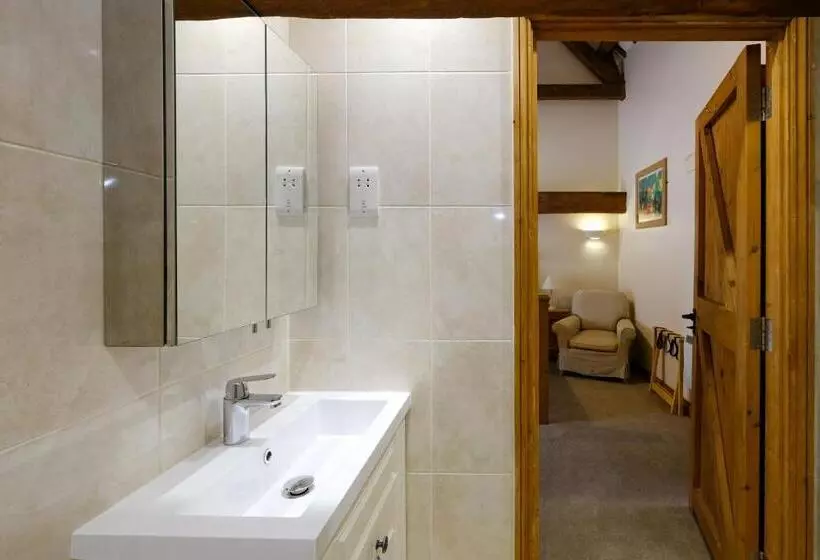 Majatalo Church Farm Lodge