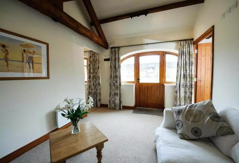 Majatalo Church Farm Lodge