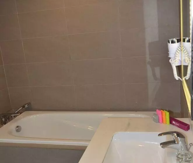 בית מלון כפרי Ibis Styles Jakarta Airport