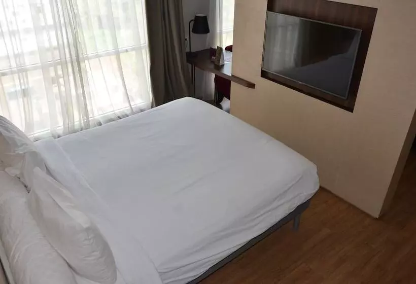 בית מלון כפרי Ibis Styles Jakarta Airport
