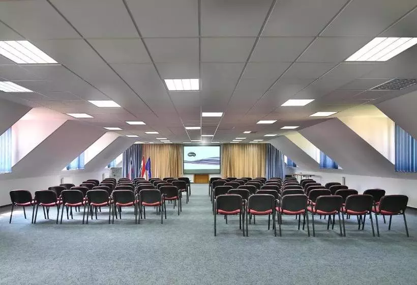 Lipa Hotel és étterem