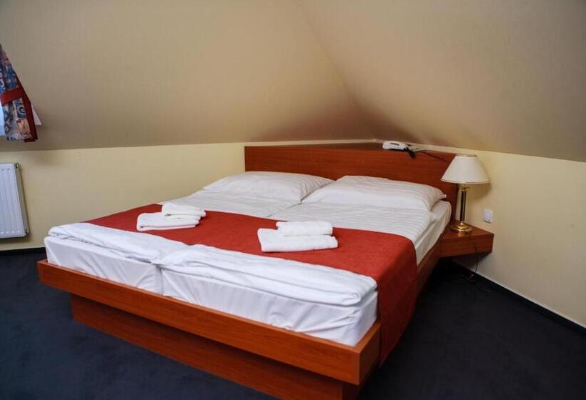 Lipa Hotel és étterem