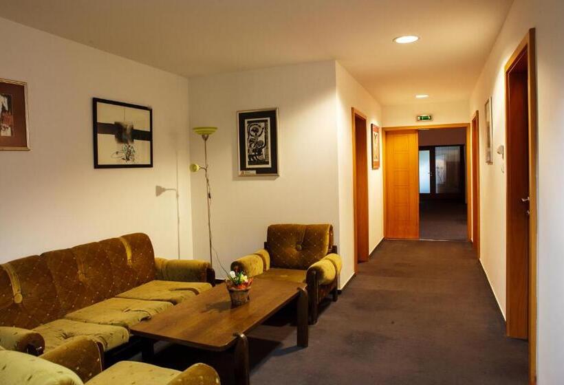 Lipa Hotel és étterem