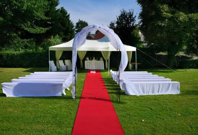 Lipa Hotel és étterem