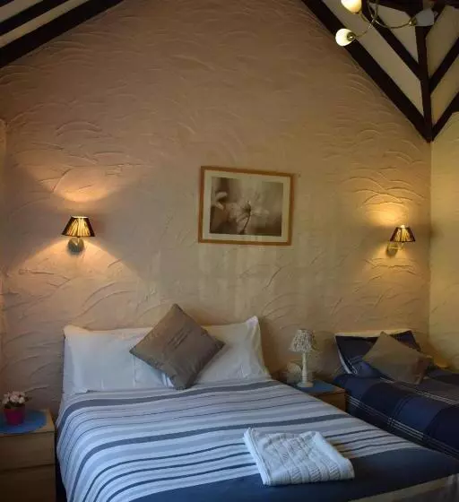 Gatwick Castle B&b