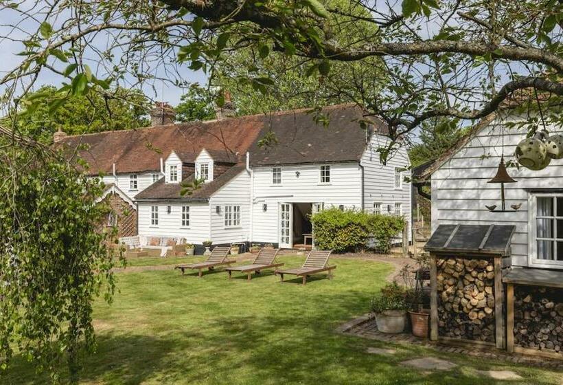 Cosy Cottage With Beautiful Garden, Hottub & Sauna