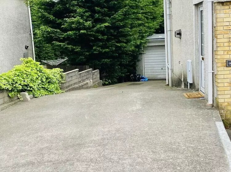 Stunning Beautiful 4 Bed House In South Wales