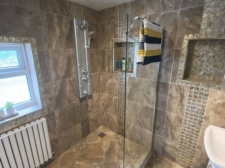 Stunning Beautiful 4 Bed House In South Wales