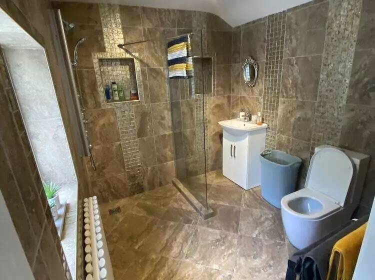 Stunning Beautiful 4 Bed House In South Wales