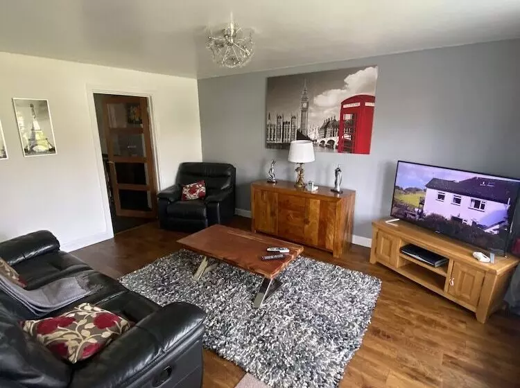 Stunning Beautiful 4 Bed House In South Wales