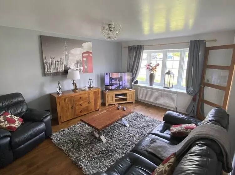 Stunning Beautiful 4 Bed House In South Wales