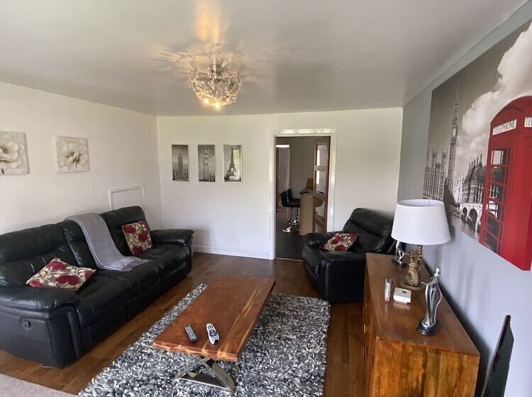 Stunning Beautiful 4 Bed House In South Wales