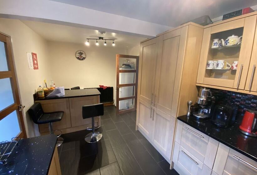 Stunning Beautiful 4 Bed House In South Wales