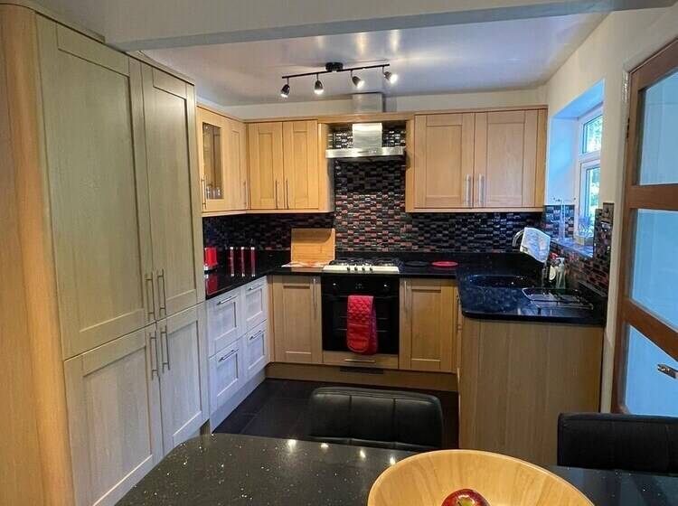 Stunning Beautiful 4 Bed House In South Wales