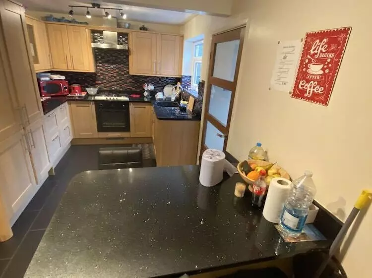 Stunning Beautiful 4 Bed House In South Wales