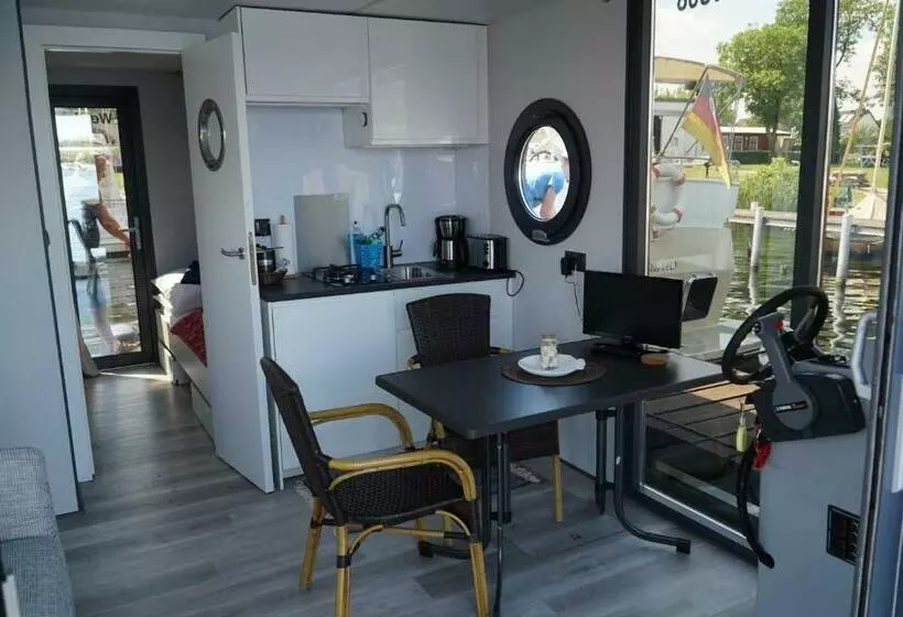 Wasserapartment Cityport   Schwimmende Ferienwohnung