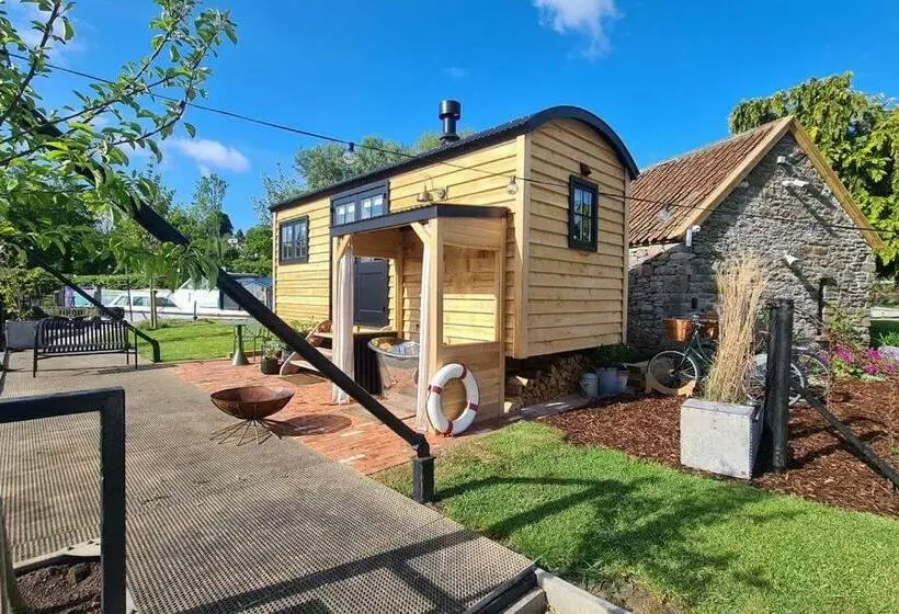 Island Hut   Outdoor Bath Tub, Firepit And Water Equipment