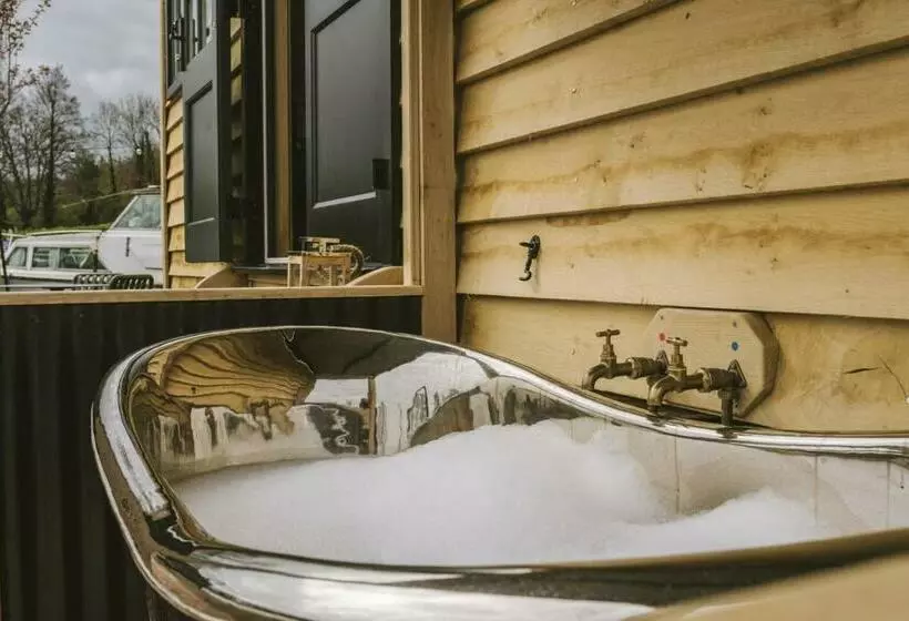 Island Hut   Outdoor Bath Tub, Firepit And Water Equipment