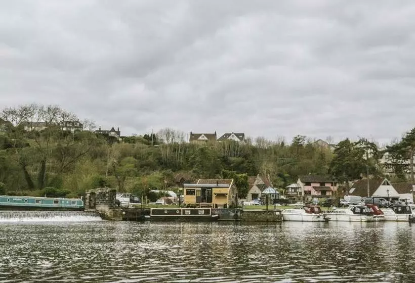 Island Hut   Outdoor Bath Tub, Firepit And Water Equipment