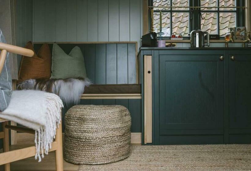 Island Hut Outdoor Bath Tub, Firepit And Water Equipment