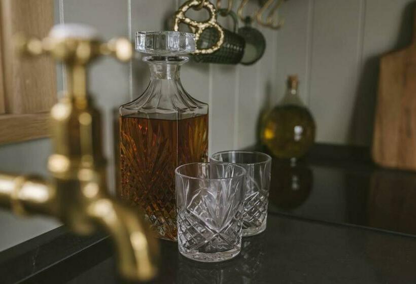 Island Hut Outdoor Bath Tub, Firepit And Water Equipment