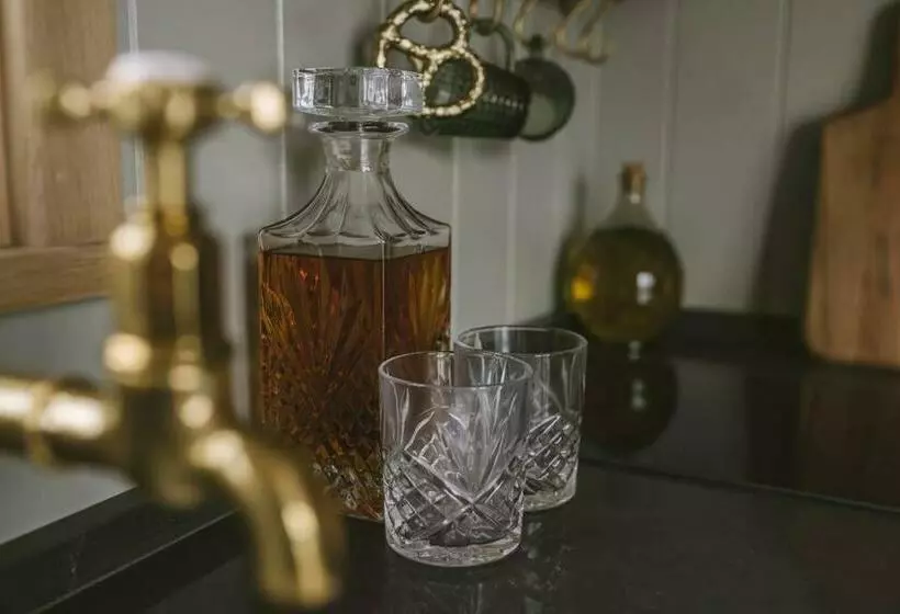 Island Hut   Outdoor Bath Tub, Firepit And Water Equipment