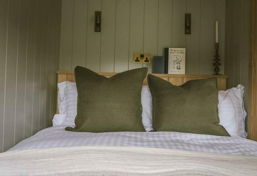 Island Hut Outdoor Bath Tub, Firepit And Water Equipment