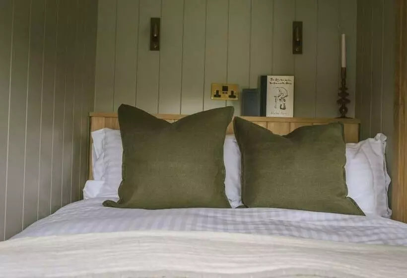 Island Hut   Outdoor Bath Tub, Firepit And Water Equipment