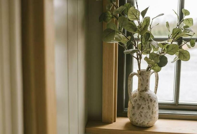 Island Hut Outdoor Bath Tub, Firepit And Water Equipment
